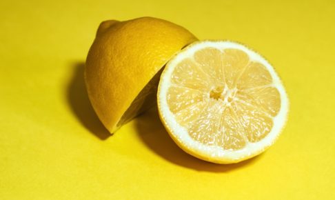 むくみ　冷え　解消　レモン　食べ物　レモン白湯